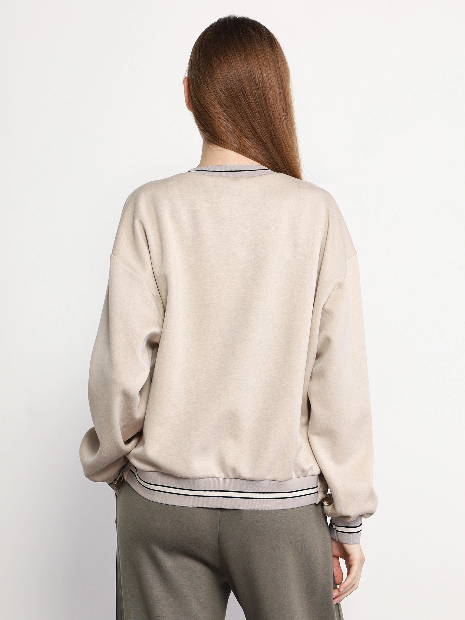 Джемпер бежевого цвета со стразами